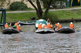 Gigantyczna piłka na rzece