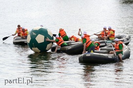 Gigantyczna piłka na rzece