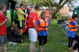 Gigantyczna piłka na rzece