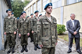 Za mundurem młodzież sznurem