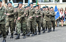 Za mundurem młodzież sznurem