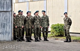 Za mundurem młodzież sznurem