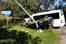 Groźne zdarzenie na Fromborskiej. Skoda wjechała w bus z dziećmi