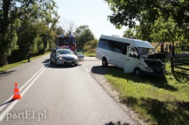 Groźne zdarzenie na Fromborskiej. Skoda wjechała w bus z dziećmi