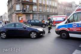 Zderzenie skutera z osobówką. Dwie osoby w szpitalu