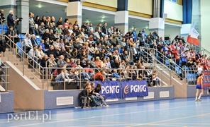Zacięty mecz, głośny doping  (piłka ręczna)