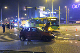 Wjechała pod autobus, trzy osoby ranne