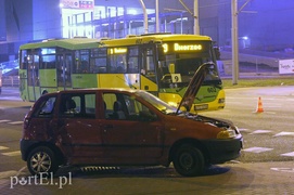 Wjechała pod autobus, trzy osoby ranne