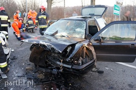Czołowe zderzenie w Dąbrowie. Siedem osób rannych