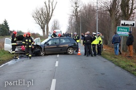 Czołowe zderzenie w Dąbrowie. Siedem osób rannych