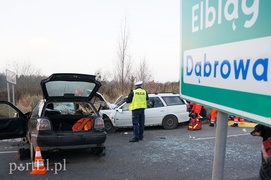 Czołowe zderzenie w Dąbrowie. Siedem osób rannych