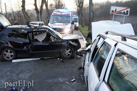 Czołowe zderzenie w Dąbrowie. Siedem osób rannych