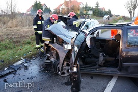 Czołowe zderzenie w Dąbrowie. Siedem osób rannych
