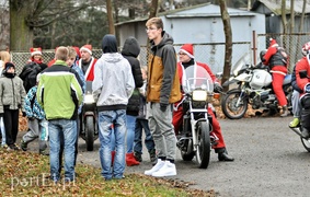 Motomikołaje sprawiają dzieciom radość