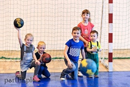 Meblarze II rozgromili rywala (piłka ręczna)