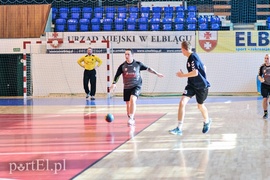 Meblarze II rozgromili rywala (piłka ręczna)