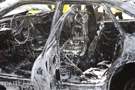 Mazdą uderzył w drzewo. Auto spłonęło