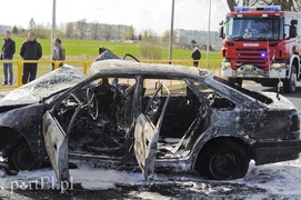 Mazdą uderzył w drzewo. Auto spłonęło