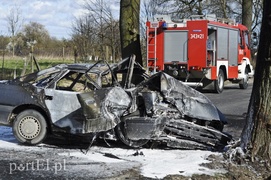 Mazdą uderzył w drzewo. Auto spłonęło