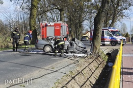 Mazdą uderzył w drzewo. Auto spłonęło