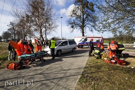 Mazdą uderzył w drzewo. Auto spłonęło