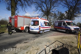 Mazdą uderzył w drzewo. Auto spłonęło