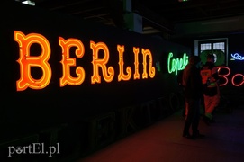Kina nie ma, neon świeci