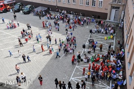 Dziedziniec ratusza opanowały dzieci