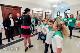 Dziedziniec ratusza opanowały dzieci