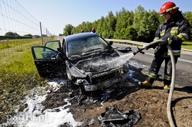 Płonący samochód na dawnej \"siódemce\"