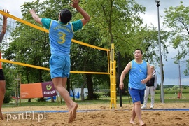 Na plaży na siedząco i stojąco (siatkówka)