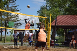 Na plaży na siedząco i stojąco (siatkówka)
