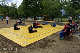 Na plaży na siedząco i stojąco (siatkówka)