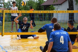 Na plaży na siedząco i stojąco (siatkówka)