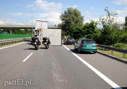 Utrudnienia na obwodnicy, przewróciła się przyczepa tira