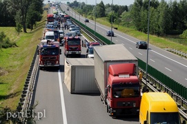 Utrudnienia na obwodnicy, przewróciła się przyczepa tira