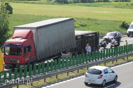 Utrudnienia na obwodnicy, przewróciła się przyczepa tira