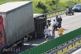 Utrudnienia na obwodnicy, przewróciła się przyczepa tira