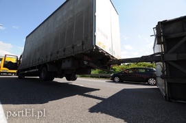 Utrudnienia na obwodnicy, przewróciła się przyczepa tira
