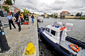 Skoczył do rzeki, uratowali go strażacy i policjanci Skoczył do rzeki, uratowali go strażacy i policjanci