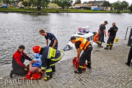 Skoczył do rzeki, uratowali go strażacy i policjanci