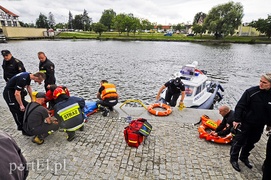 Skoczył do rzeki, uratowali go strażacy i policjanci