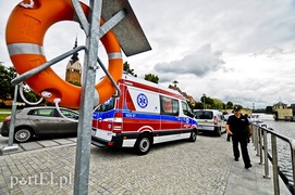 Skoczył do rzeki, uratowali go strażacy i policjanci