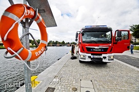 Skoczył do rzeki, uratowali go strażacy i policjanci