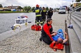 Skoczył do rzeki, uratowali go strażacy i policjanci Skoczył do rzeki, uratowali go strażacy i policjanci