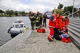 Skoczył do rzeki, uratowali go strażacy i policjanci
