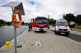 Skoczył do rzeki, uratowali go strażacy i policjanci