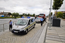 Skoczył do rzeki, uratowali go strażacy i policjanci