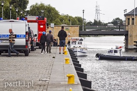 Skoczył do rzeki, uratowali go strażacy i policjanci