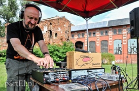 Ale sztuka! Przy śniadaniu i na trawie